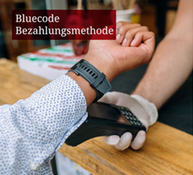 Hand mit Armband veranschaulicht digitales Bezahlen am POS (Point Of Sale)